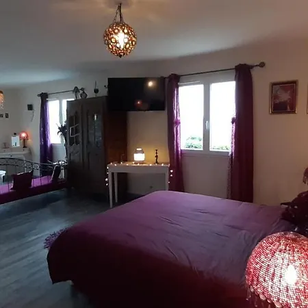 Homestay La Cle Des Anges Avec Piscine Chauffee Egliseneuve-pres-Billom